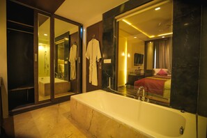 Standard Studio Suite | Bathroom | Bathtub, designer toiletries, slippers, towels - Central Park Gwalior (Gwalior)