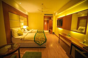 Deluxe Room | Premium bedding, minibar, in-room safe, desk