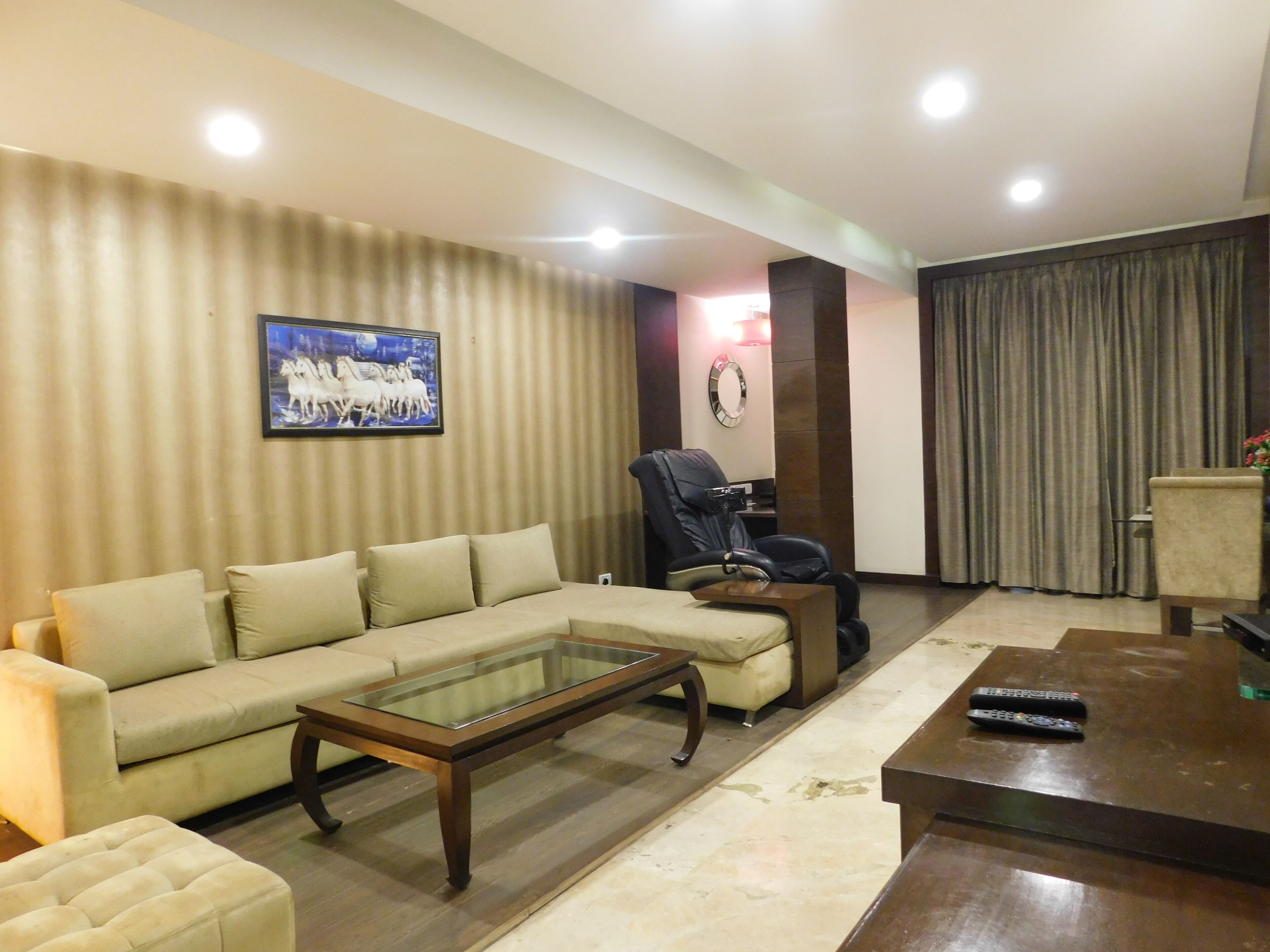 Standard Studio Suite | Living room | 32-cm TV with cable channels