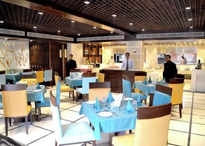Daily local cuisine breakfast for a fee - Central Park Gwalior (Gwalior)