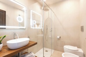 Double or Twin Room, Balcony | Bathroom | Shower, rainfall showerhead, free toiletries, hair dryer - Nicoletta Hotel (Baunei)