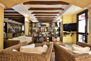 Lobby sitting area - Nicoletta Hotel (Baunei)