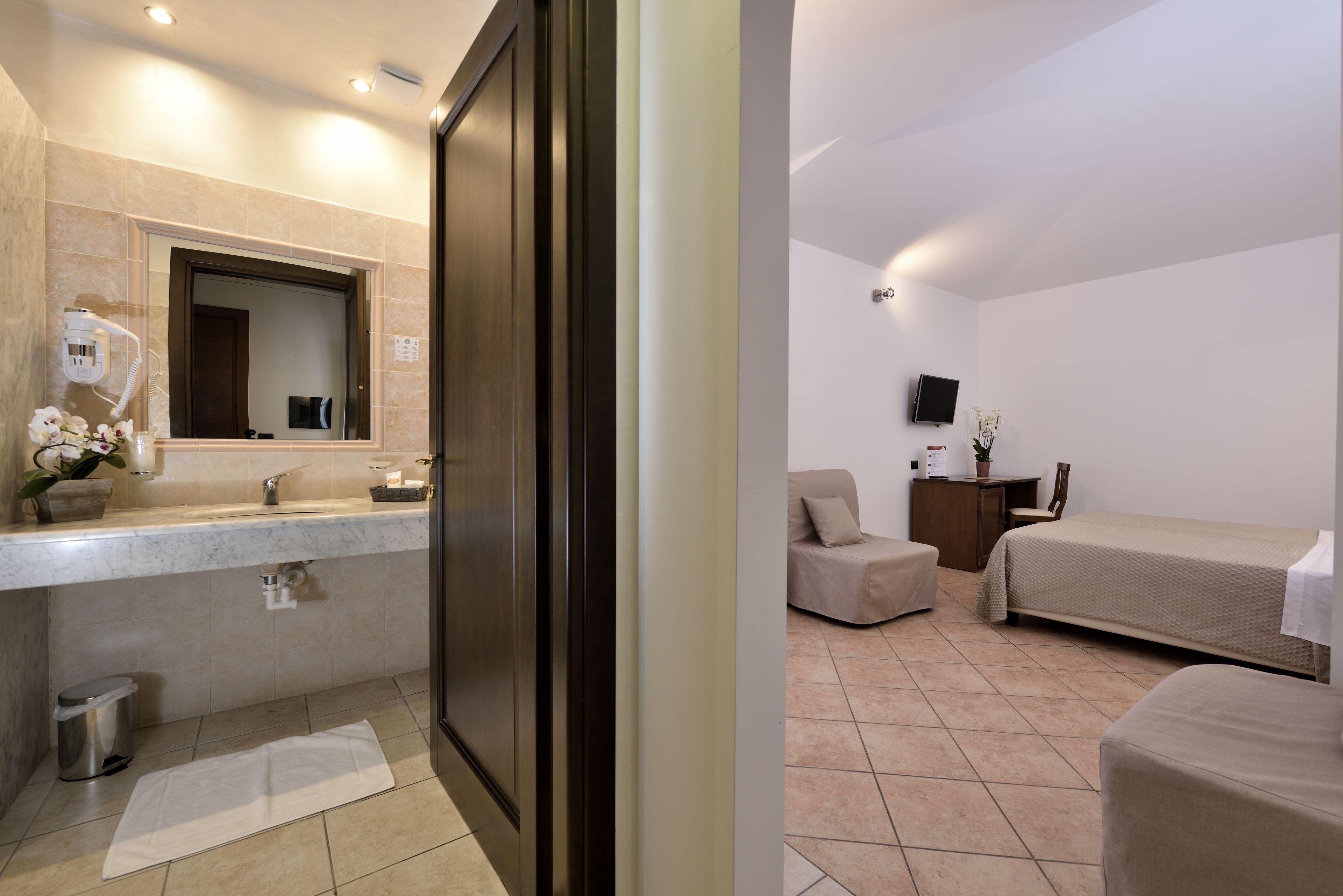 triple room | minibar, in-room safe, desk, blackout curtains