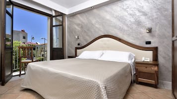 Minibar, caja de seguridad en la habitación y escritorio