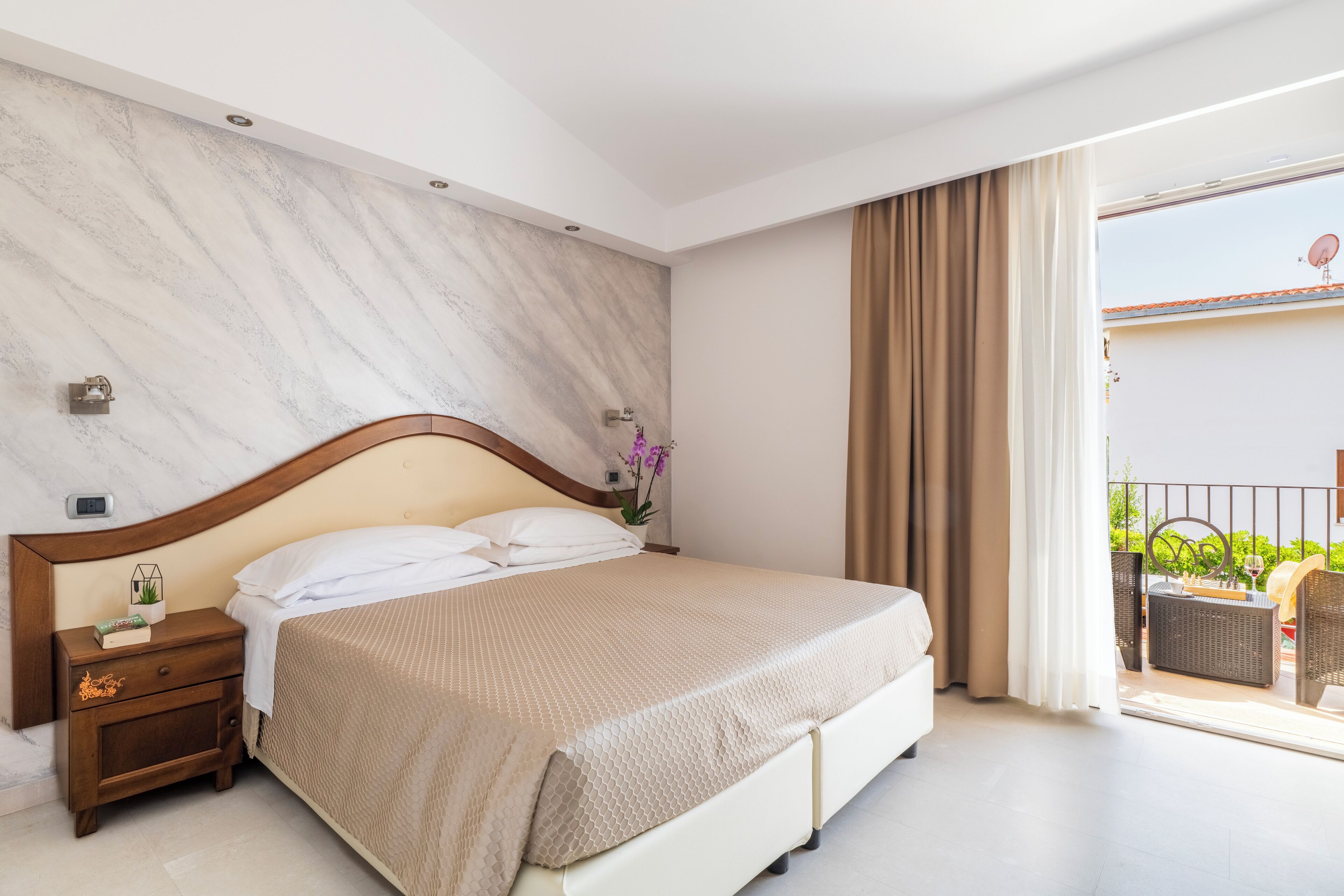 Minibar, coffres-forts dans les chambres, bureau, rideaux occultants