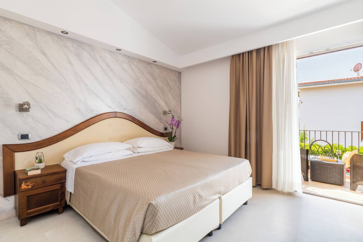 Chambre Double ou avec lits jumeaux, balcon | Minibar, coffres-forts dans les chambres, bureau, rideaux occultants