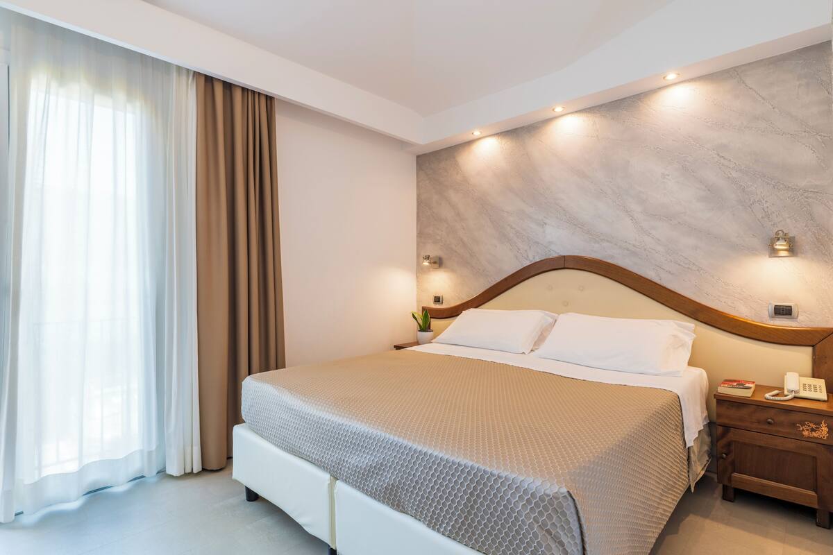 Chambre Double ou avec lits jumeaux | Minibar, coffres-forts dans les chambres, bureau, rideaux occultants