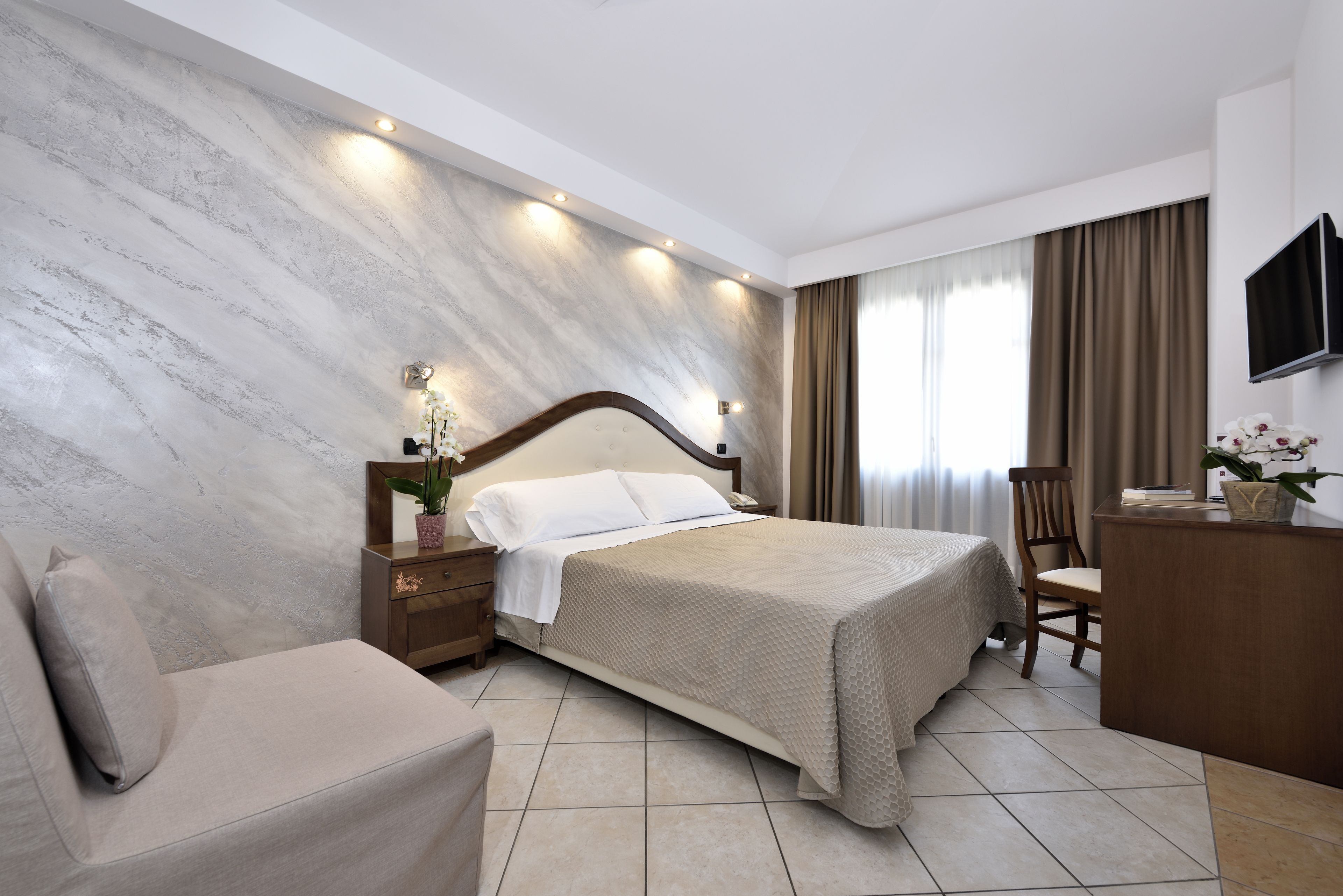 triple room | minibar, in-room safe, desk, blackout curtains