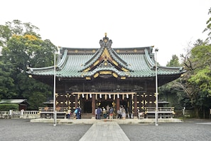 Un edificio tradicional japonés con techo verde y detalles dorados.