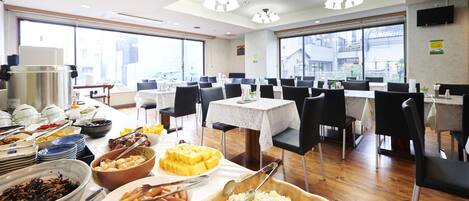 Petit déjeuner buffet (750 JPY par personne)