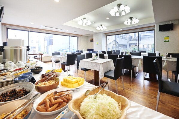 Desayuno buffet diario (JPY 750 por persona)