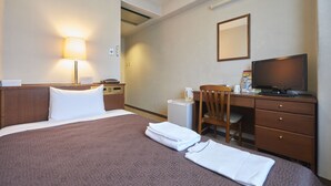 A hotel room with a bed, a desk, a chair, a television, and a small refrigerator. - HOTEL KAN-RAKU Mishima Main Street (Mishima)