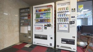 A vending machine area with multiple beverage and snack options, including a 100 yen price tag. - HOTEL KAN-RAKU Mishima Main Street (Mishima)