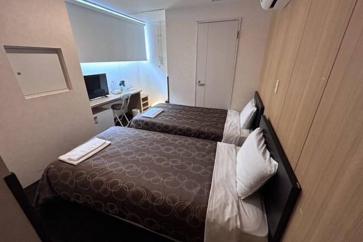 Escritorio, wifi gratis y ropa de cama