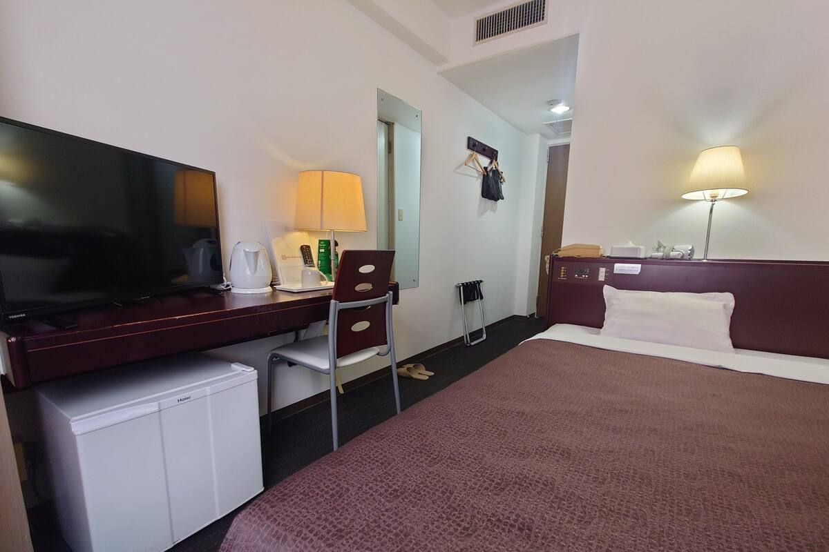 Desk, WiFi (free), bed sheets