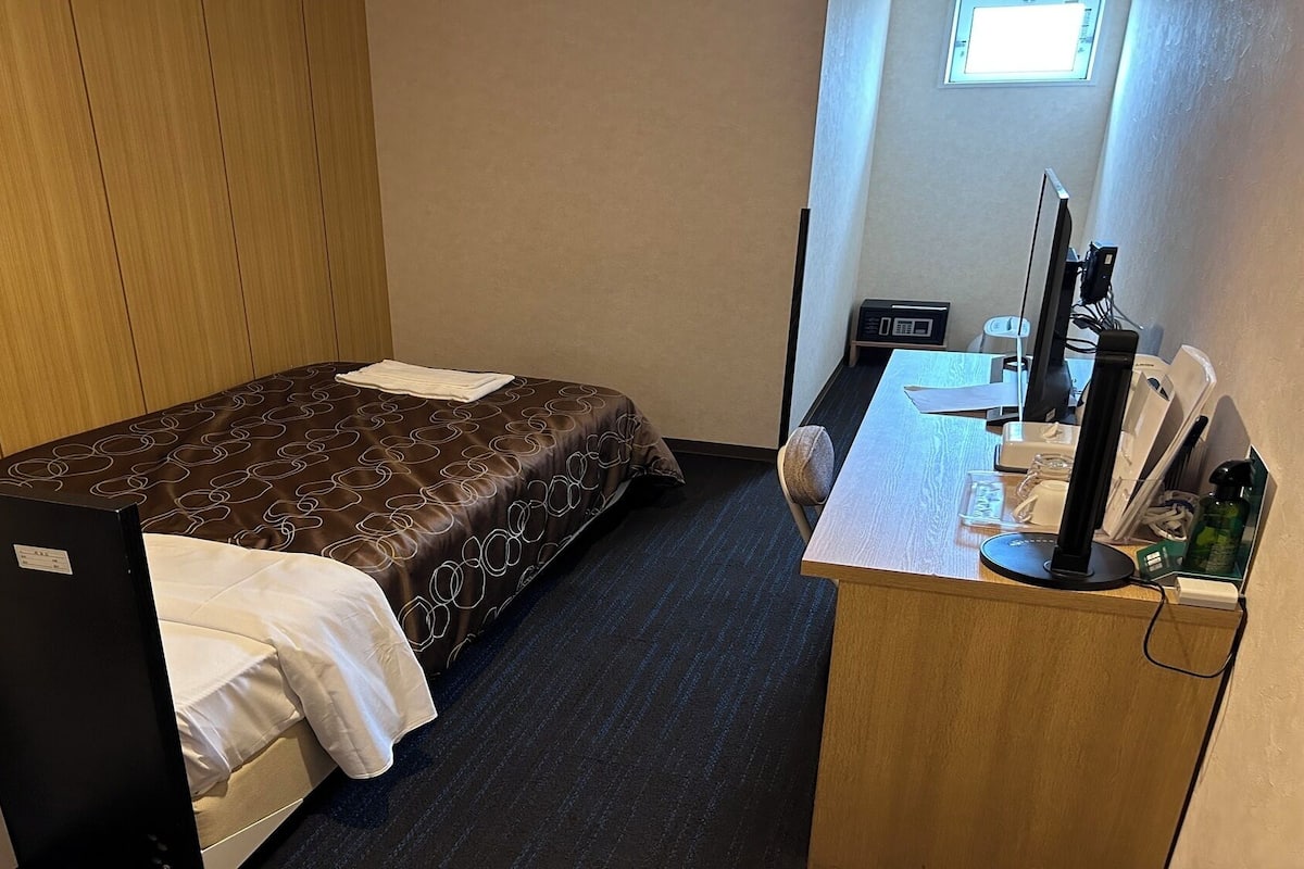 Desk, WiFi (free), bed sheets