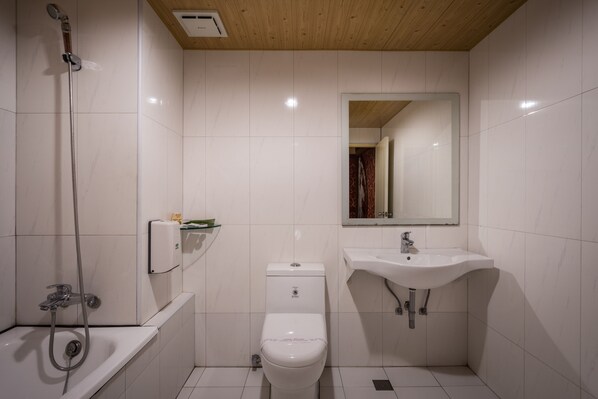 Un baño moderno con bañera, inodoro y lavamanos.