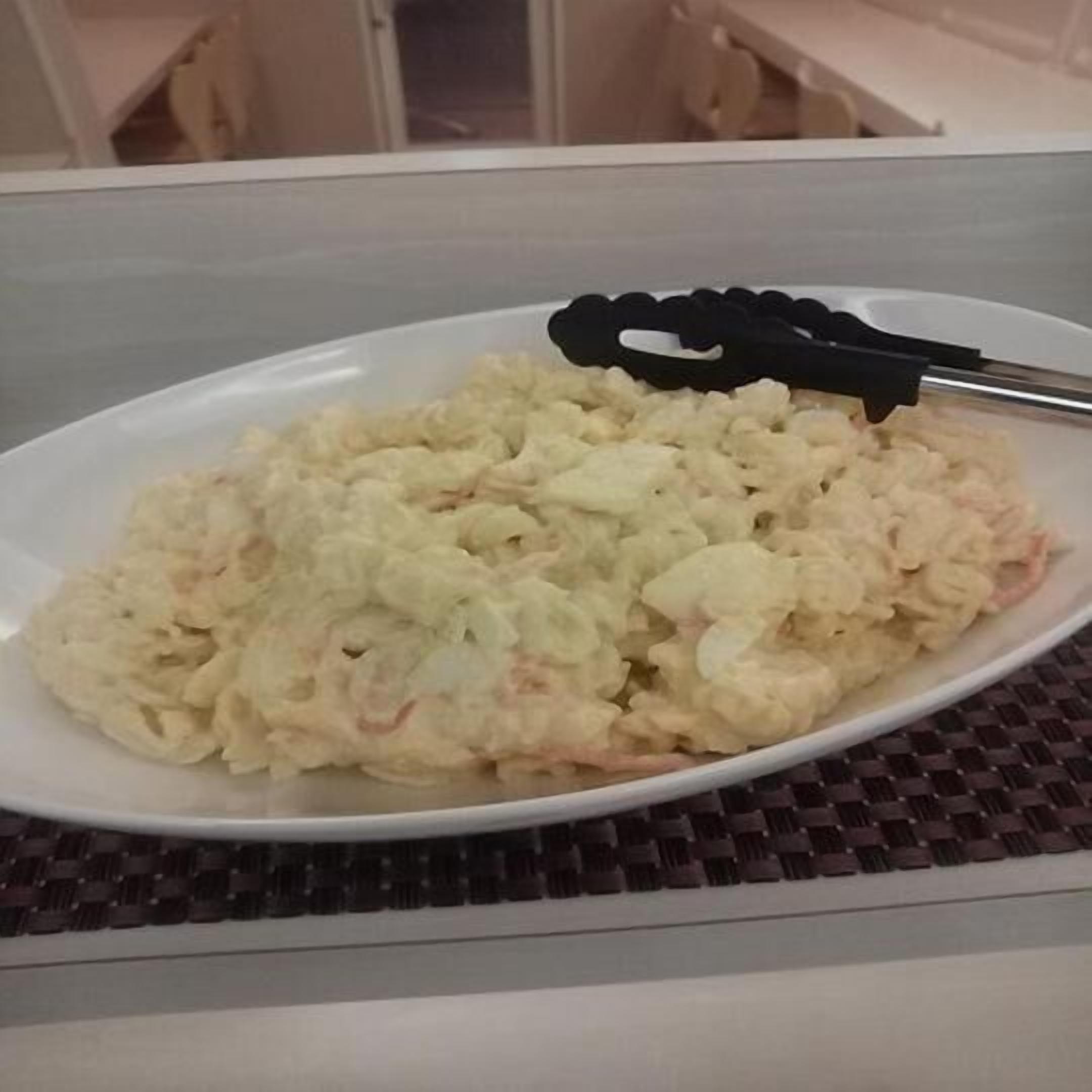 Een bord eten op een tafel.