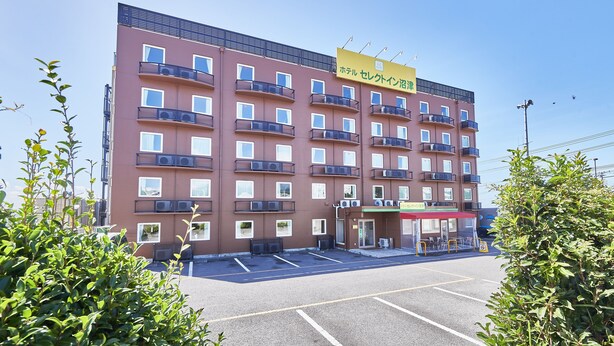 A multi-story hotel with a yellow sign indicating it is a hotel. - Hotel Select Inn Numazu (Numazu)