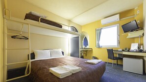A hotel room with a bunk bed, a desk with a computer, a chair, and a window. - Hotel Select Inn Numazu (Numazu)