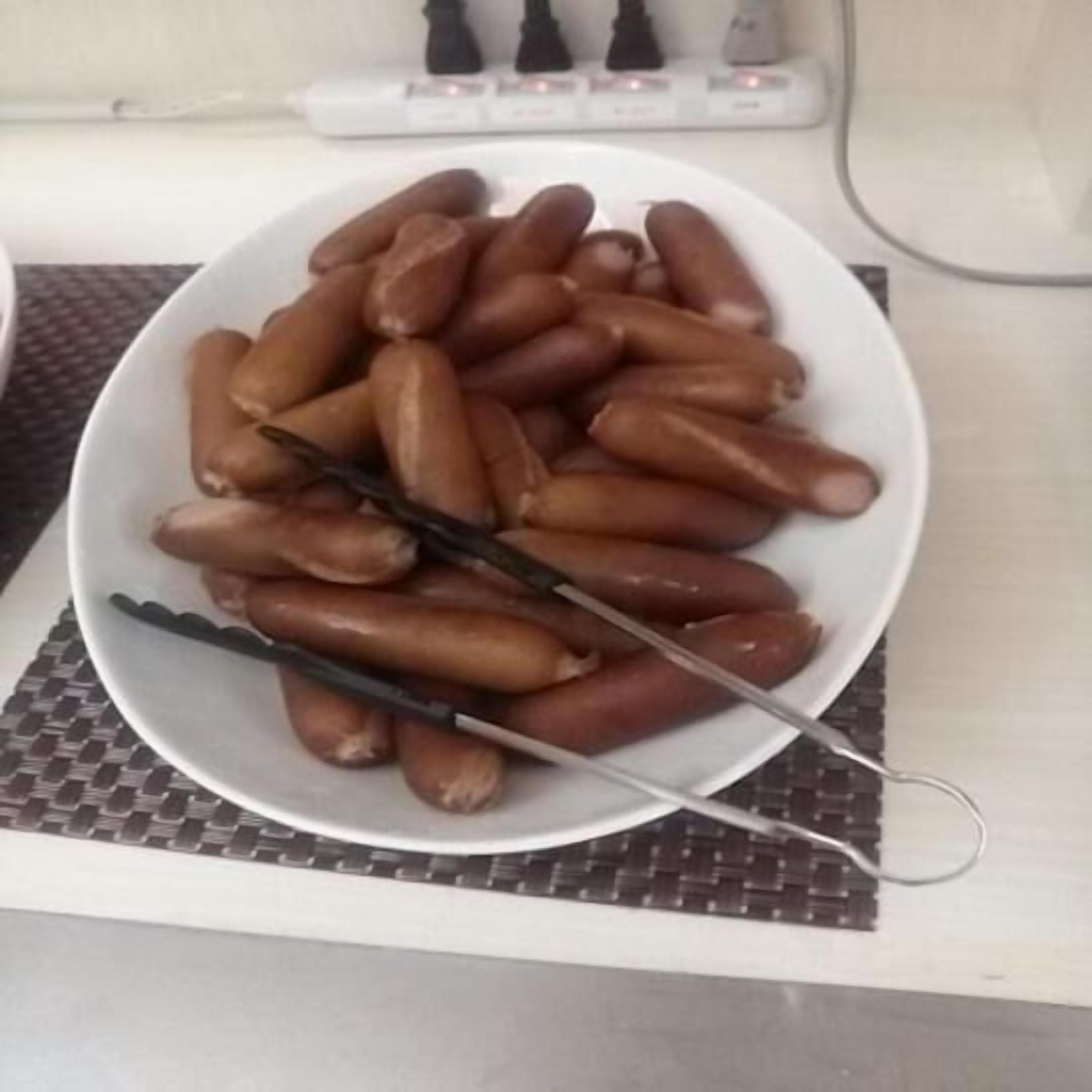 Un bol de saucisses sur une table.