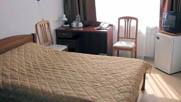 1 dormitorio, caja fuerte, tabla de planchar con plancha