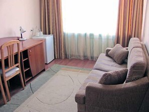 Een kluis op de kamer, een strijkplank/strijkijzer