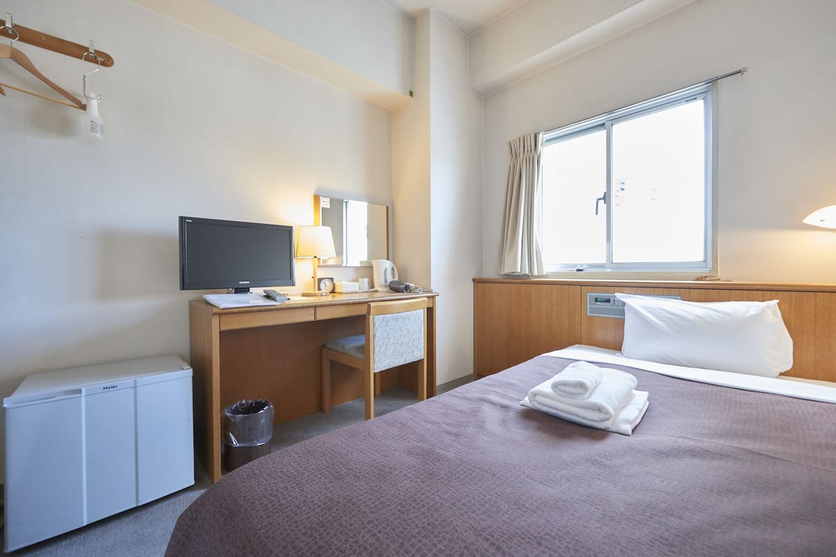 Escritorio, cortinas blackout, wifi gratis y ropa de cama