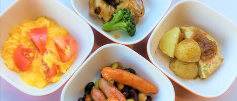 Cuatro cuencos blancos con diferentes alimentos.
