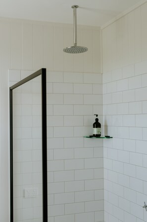 Premium-værelse (Premium Ensuite Room) | Badeværelse | Bruser, gratis toiletartikler, hårtørrer, håndklæder