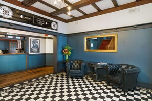 Coin salon dans le hall