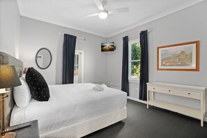 Cottage | Bed sheets - Bundanoon Hotel (Bundanoon)