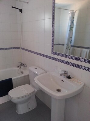 Ducha y bañera combinadas y artículos de higiene personal gratuitos