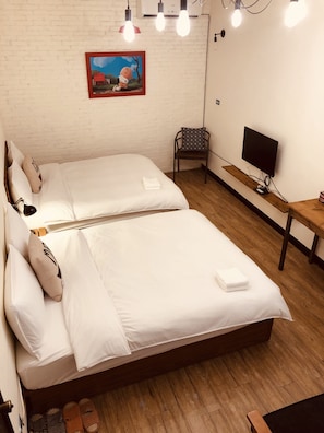 1 bedroom, down duvets, Select Comfort beds, desk - OC Hostel (Tainan)