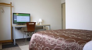 Desk, free WiFi - Hotel Select Inn Shikoku Chuo (Shikokuchuo)