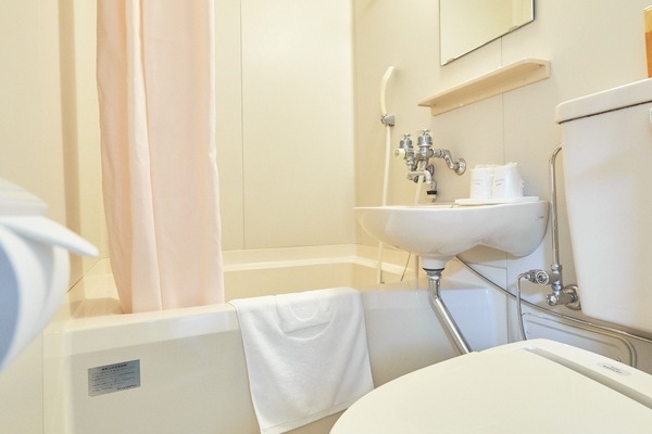 Combined shower/tub, free toiletries, hair dryer, slippers