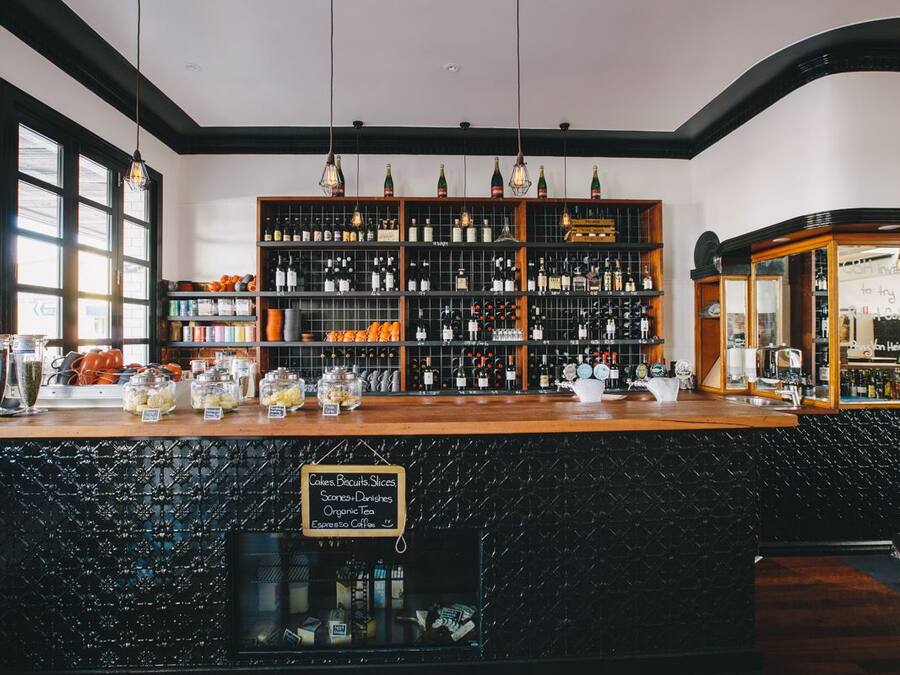 2 bares o lounges, bar de vinos