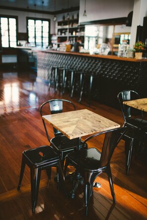 2 bars/lounges, wine bar - The Commercial Boutique Hotel (Tenterfield)