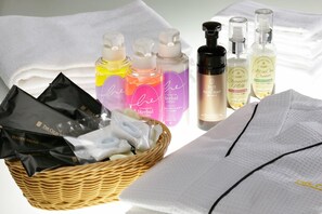 シャワー付き浴槽、深めの浴槽、バスアメニティ (無料)、ヘアドライヤー