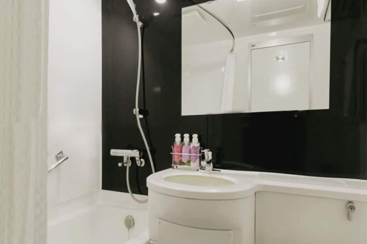 Combined shower/bathtub, deep-soaking bathtub, free toiletries