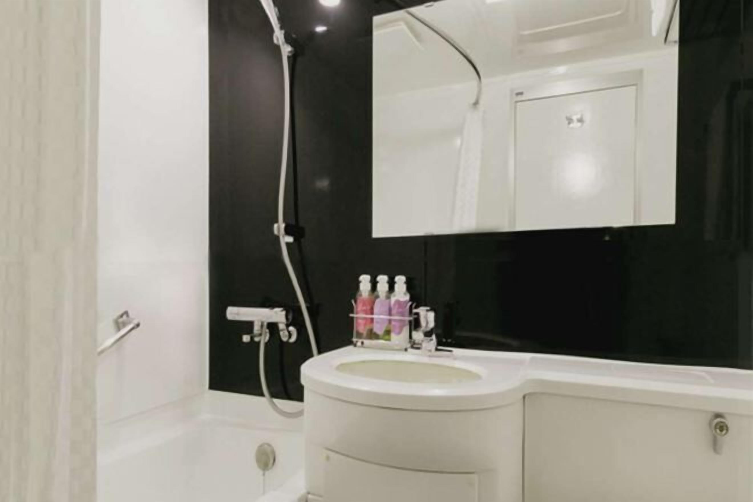 Combined shower/tub, deep soaking tub, free toiletries, hair dryer