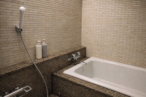 Combined shower/tub, deep soaking tub, free toiletries, hair dryer