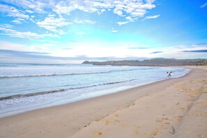 Una playa cerca, arena blanca