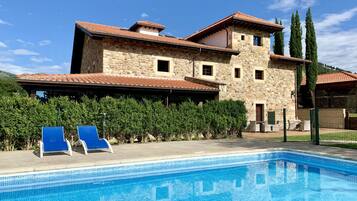 Piscina a l'aire lliure i gandules