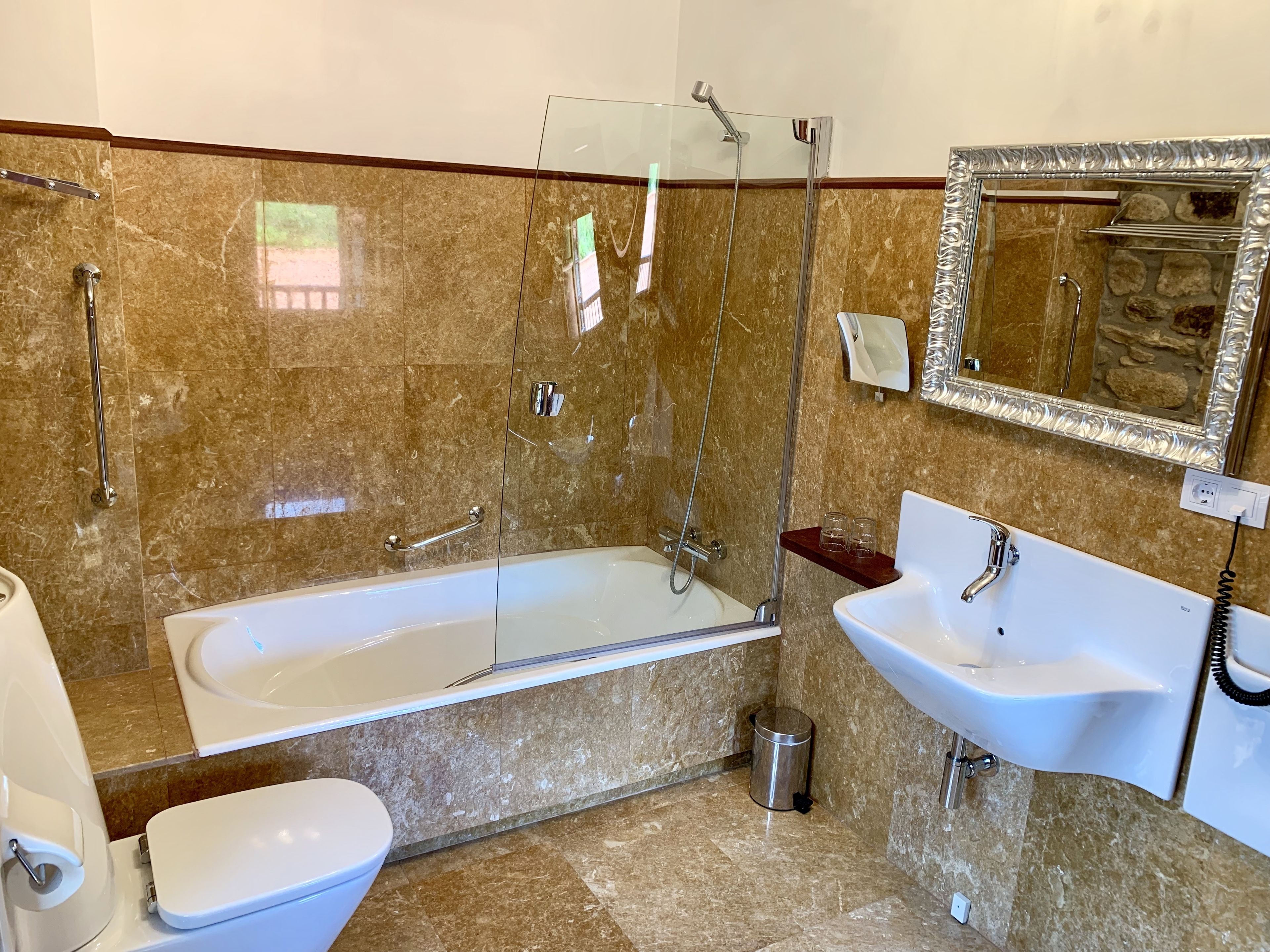Un baño con bañera, inodoro y lavabo.