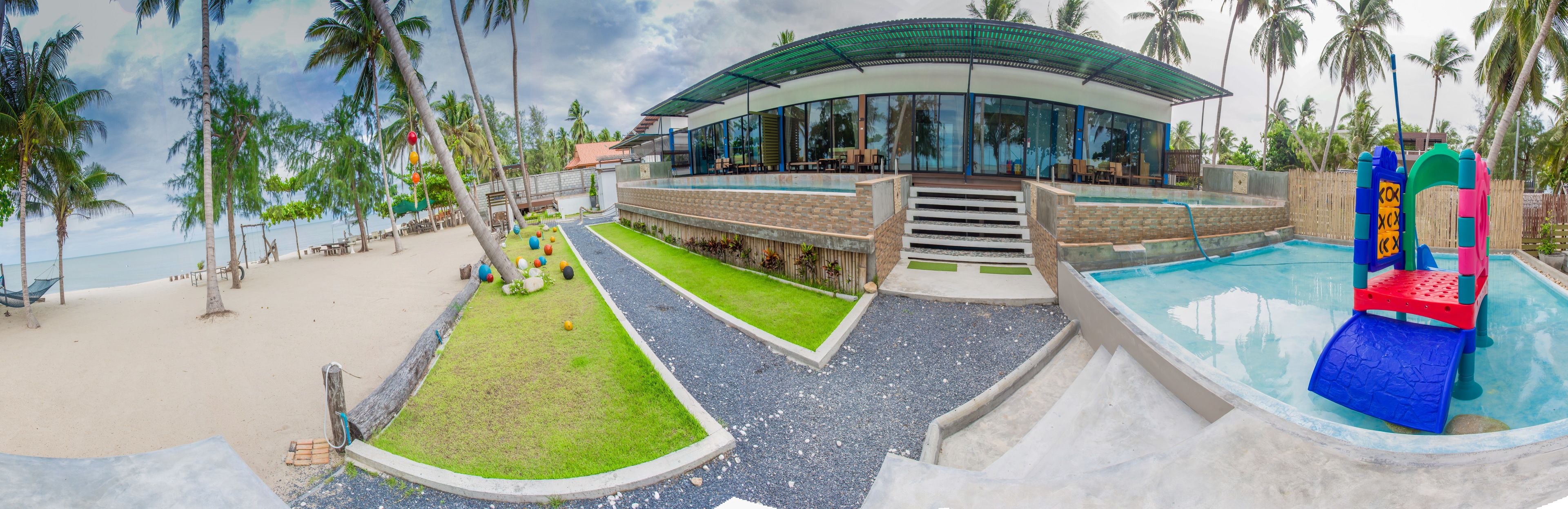 4 outdoor pools, pool loungers