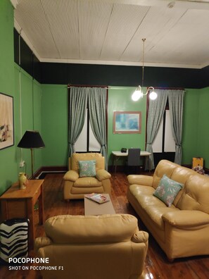 Apartment (No 1) | Wohnbereich | Flachbildfernseher