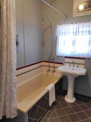 Apartment (No 4) | Badezimmer | Duschwanne, kostenlose Toilettenartikel, Haartrockner, Handtücher