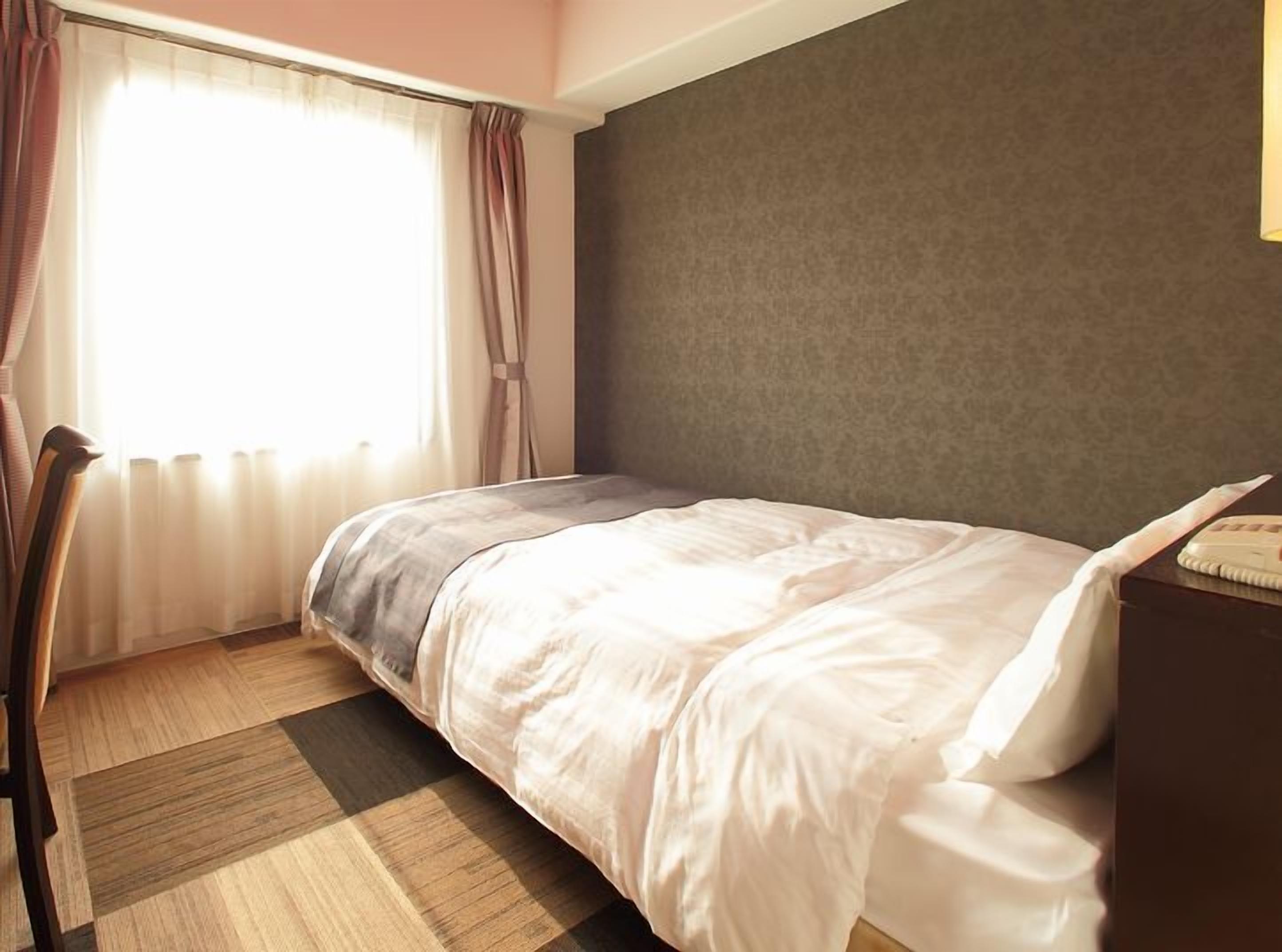 Escritorio, tabla de planchar con plancha, wifi gratis y ropa de cama 