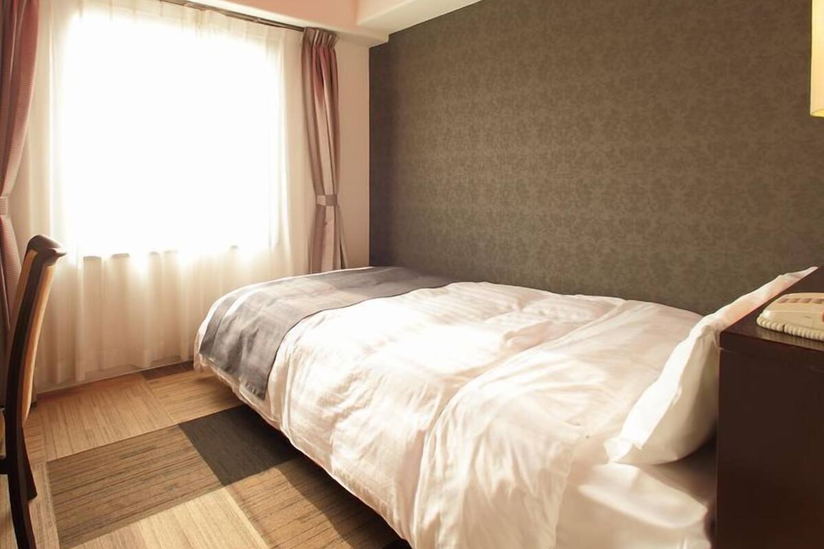 Työpöytä, silitysrauta/-lauta, ilmainen Wi-Fi, vuodevaatteet